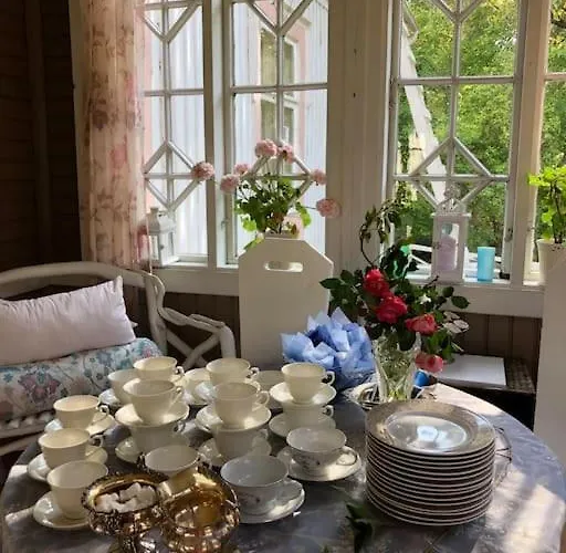 Loma Tai Perhejuhlat Bobackan Pihatorpassa * Hämeenlinna